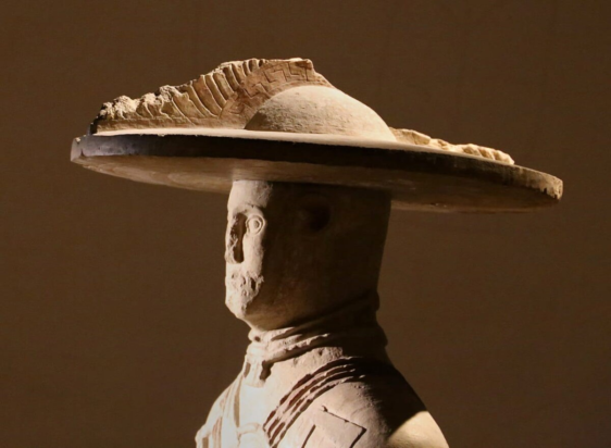 Λεπτομέρεια από το κεφάλι του πολεμιστή Capestrano, δημιούργημα του πολιτισμού Piceni.