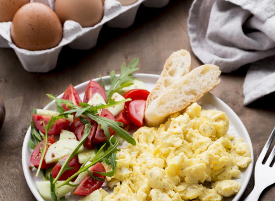 Συνταγή για απολαυστικά scrambled eggs με 1 ασυνήθιστο συστατικό - Δεν θα χρειαστείτε βούτυρο ή γάλα
