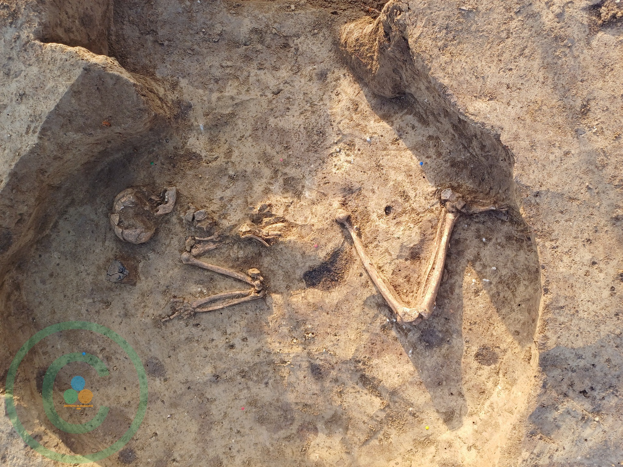 Ανθρώπινα λείψανα και τεχνουργήματα ήρθαν στο φως κατά τη διάρκεια κατασκευαστικών εργασιών σε νοσοκομείο στη Ρουμανία. Φωτογραφία: Agenţia Naţională pentru Dezvoltarea Infrastructurii în Sănătate