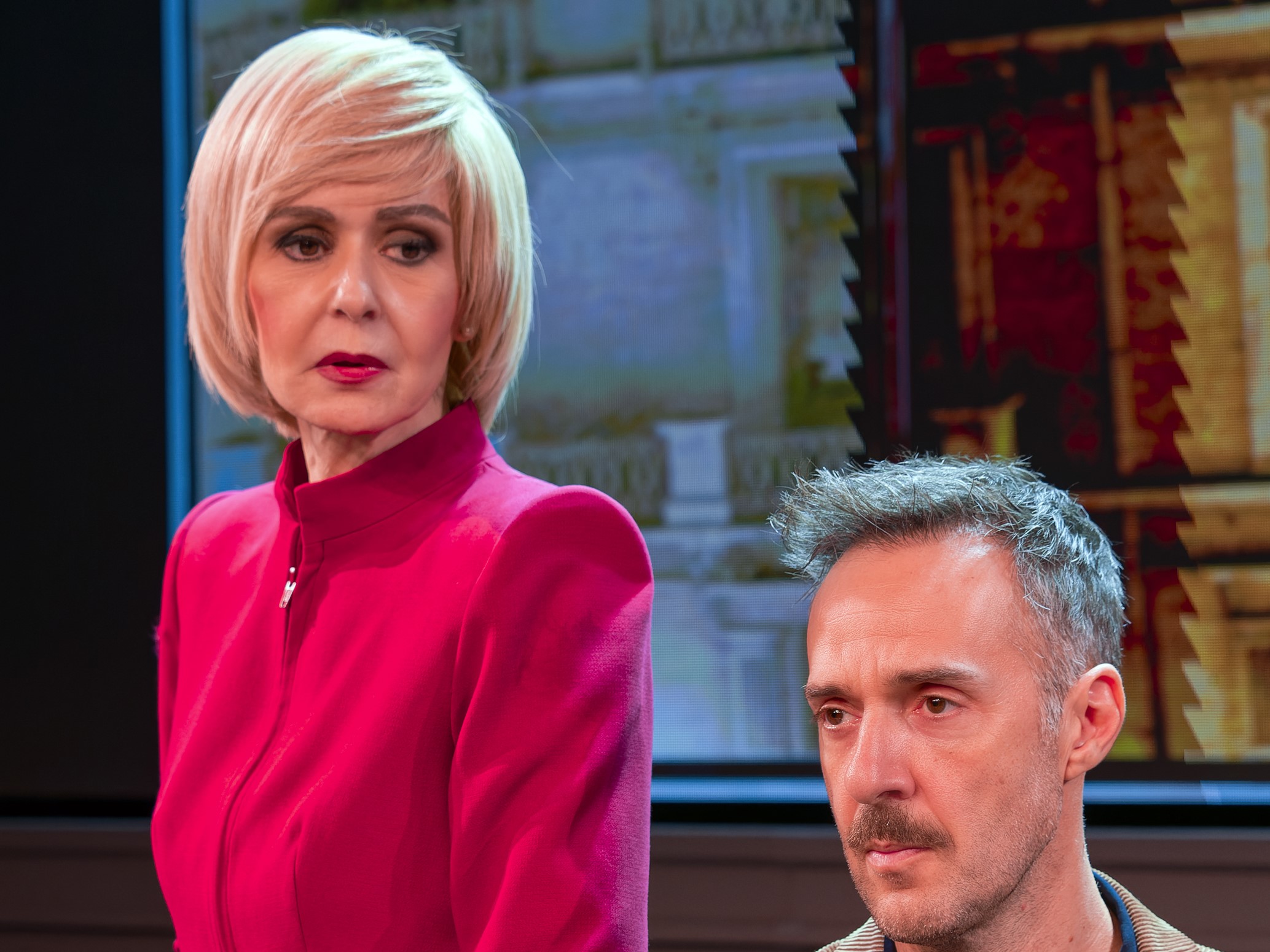 Κάτια Δανδουλάκη: Με ξανθό μαλλί στη σκηνή του θεάτρου για τον «αόρατο επισκέπτη»