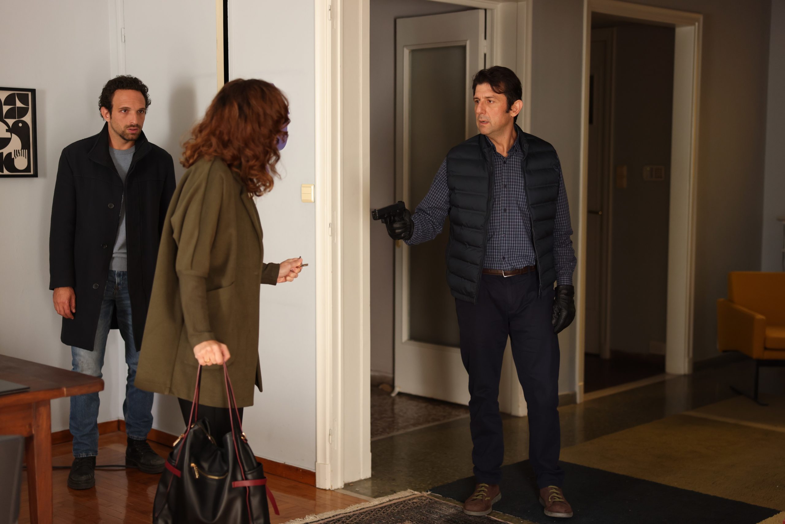 Διάφανη αγάπη: Τι θα δούμε στο επεισόδιο της Δευτέρας – Ο Σπύρος απειλεί με όπλο την Άννα