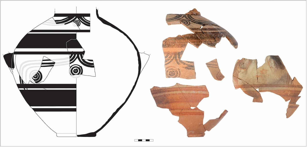 Ανασκευή του αμφορέα με τους ομόκεντρους κύκλους.