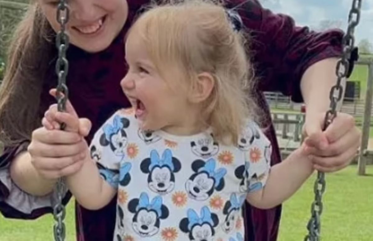 Βρετανία: 24χρονη έβλεπε τον σύντροφό της να χτυπάει την 2χρονη κόρη της – Σκότωσαν το κοριτσάκι και έκρυβαν σε καροτσάκι την σορό