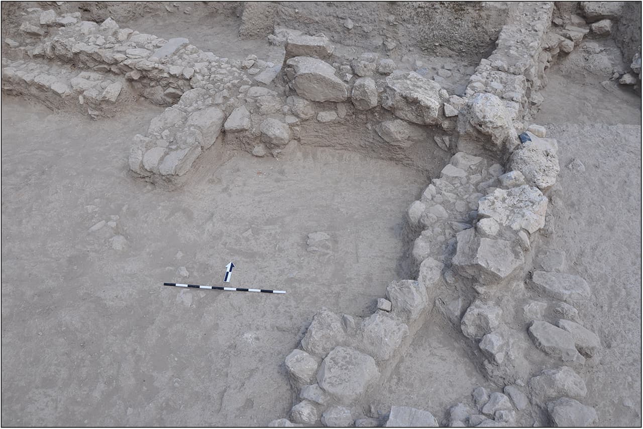 Άποψη του ιερού του πάγκου του Ελαιώνα από τα νότια μετά την ανασκαφή.