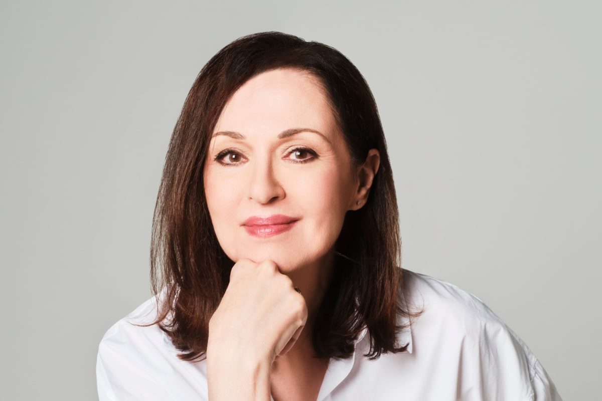 Κοραλία Καράντη: «Συγκινούμαι όταν μιλάω για τα νέα παιδιά, θεωρώ ότι δεν τους παραδίδουμε καλό κόσμο»