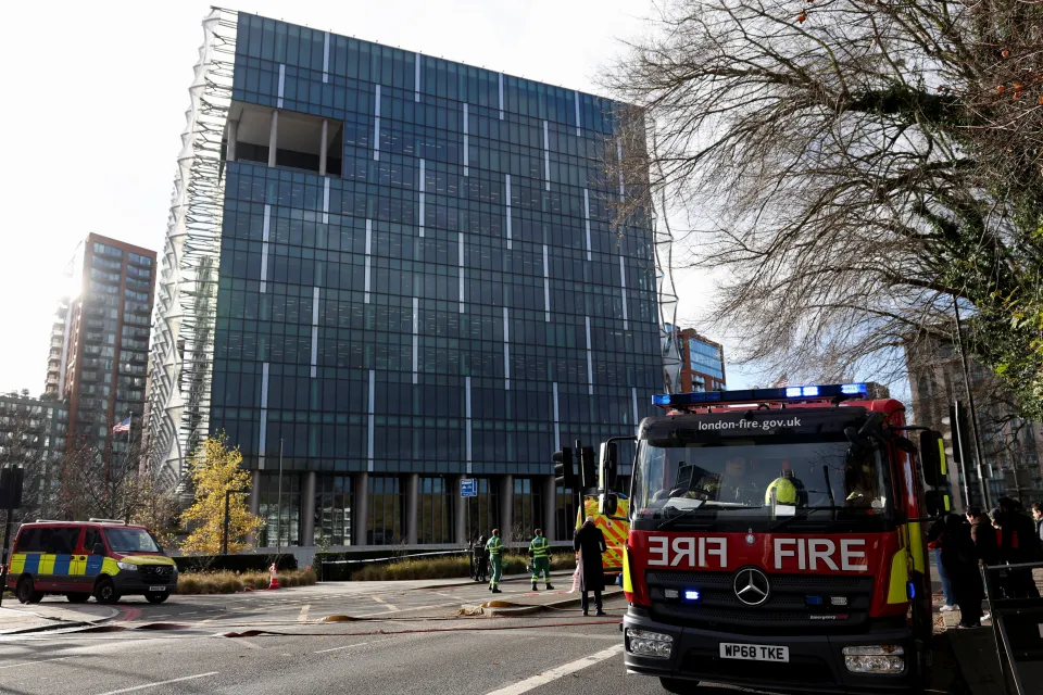 Βρετανία: Ισχυρή ελεγχόμενη έκρηξη από την αστυνομία κοντά στην πρεσβεία των ΗΠΑ – Εκκενώθηκε τμήμα του αεροδρόμιου Γκάτγουικ