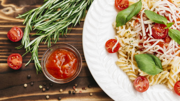 Συνταγή για ζυμαρικά με κοτόπουλο, ντοματίνια και μοτσαρέλα - Έτοιμη σε 10 λεπτά