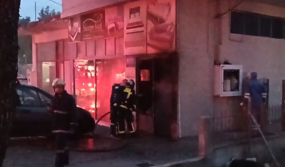 Φωτιά σε κατάστημα στις Αχαρνές – Πού έχει διακοπεί η κυκλοφορία