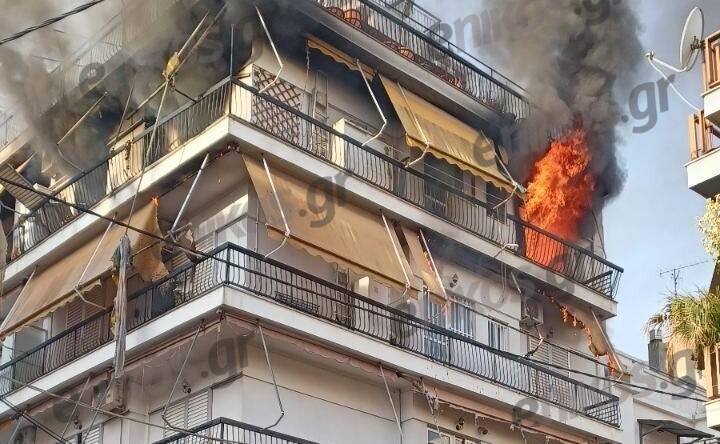 Φωτιά σε διαμέρισμα στον Πειραιά: Στο νοσοκομείο δύο πυροσβέστες με αναπνευστικά προβλήματα και δύο εγκαυματίες – ΦΩΤΟ