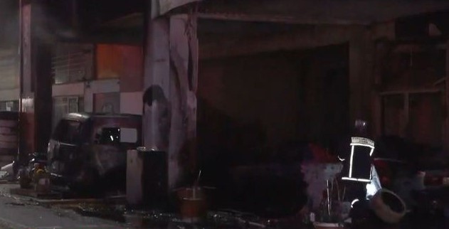 Φωτιά σε αποθήκη με ελαστικά στην λεωφόρο Αθηνών – Δείτε βίντεο