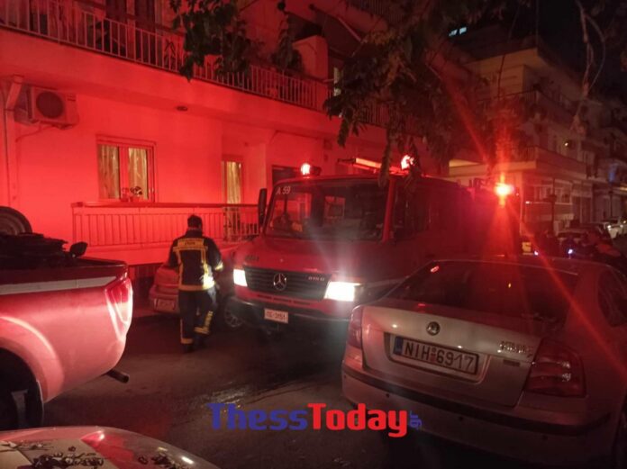 Φωτιά σε διαμέρισμα στη Θεσσαλονίκη – Πυκνοί καπνοί «έπνιξαν» την περιοχή – ΦΩΤΟ