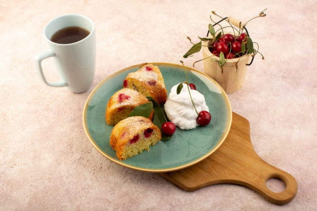 Συνταγή για απολαυστικά μίνι κέικ με κεράσι - Χρειάζονται μόνο 15 λεπτά ψήσιμο