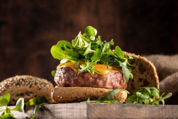 Συνταγή για μπιφτέκια με τυρί και μπέικον