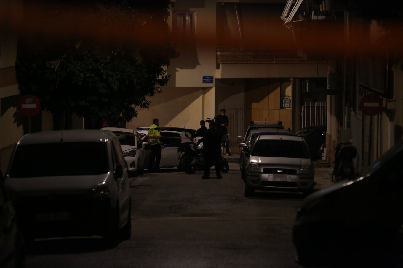 Παγκράτι: «Κόκκινος συναγερμός» στην Αντιτρομοκρατική μετά τον εντοπισμό «γιάφκας» με όπλα και εκρηκτικά – Εξετάζεται η σύνδεση με την έκρηξη στους Αμπελοκήπους