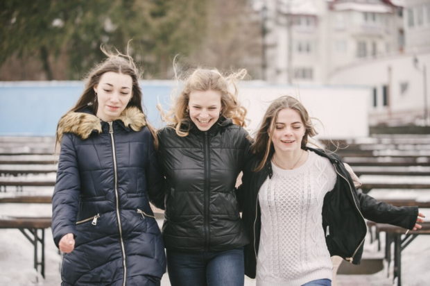 Πώς να πλύνετε τα χειμωνιάτικα μπουφάν σας - Το Νο1 πράγμα που πρέπει να αποφύγετε, σύμφωνα με ειδικούς