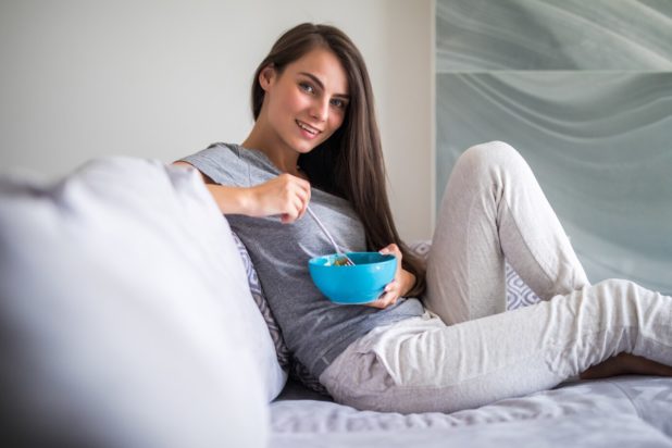 Ύπνος: Το Νο1 φρούτο που θα σας βοηθήσει να κοιμηθείτε πιο γρήγορα, σύμφωνα με ειδικό