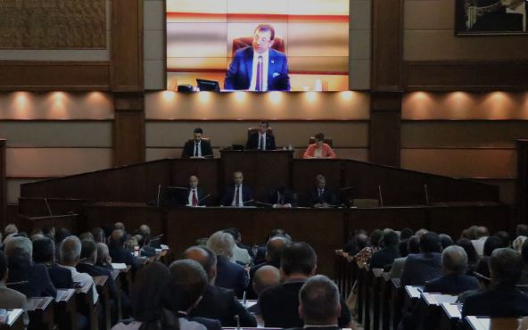 Κωνσταντινούπολη: Σε αρένα μετατράπηκε η αίθουσα του Δημοτικού Συμβουλίου – Ήταν η πρώτη συνεδρίαση της σεζόν – ΒΙΝΤΕΟ