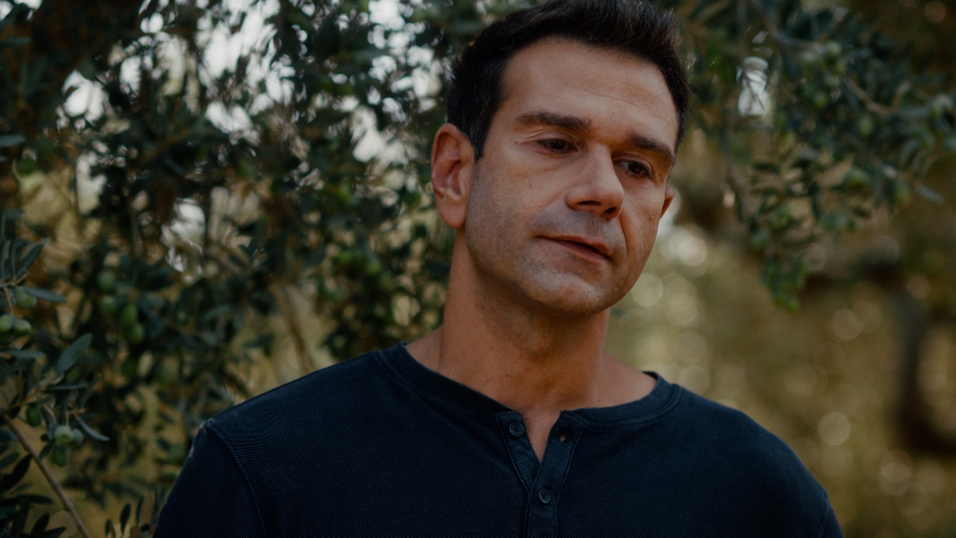 Η Γη της Ελιάς: Ο Μάνος μαθαίνει πως ο Ισίδωρος δεν ταξίδεψε ποτέ για Αμερική