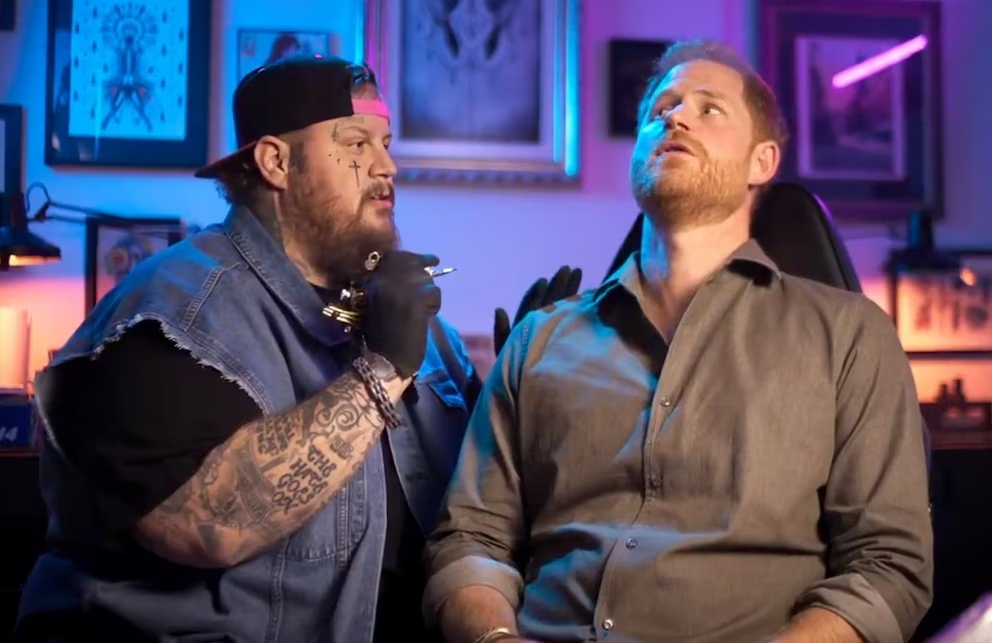 Πρίγκιπας Χάρι: Βίντεο από το πρώτο του… τατουάζ  – «Έβαλες το όνομά σου στο λαιμό μου, είσαι σοβαρός;»