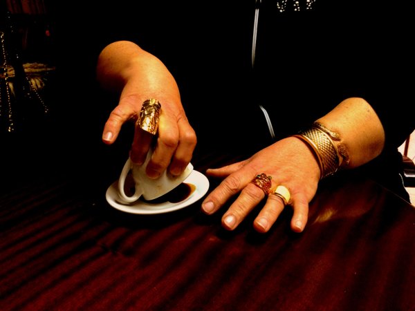 Μέγαρα: «Με βοηθούσε οικονομικά λόγω χρεών, μου άφηνε 50 με 100 ευρώ» – Τι ισχυρίστηκε η «καφετζού» στην απολογία της