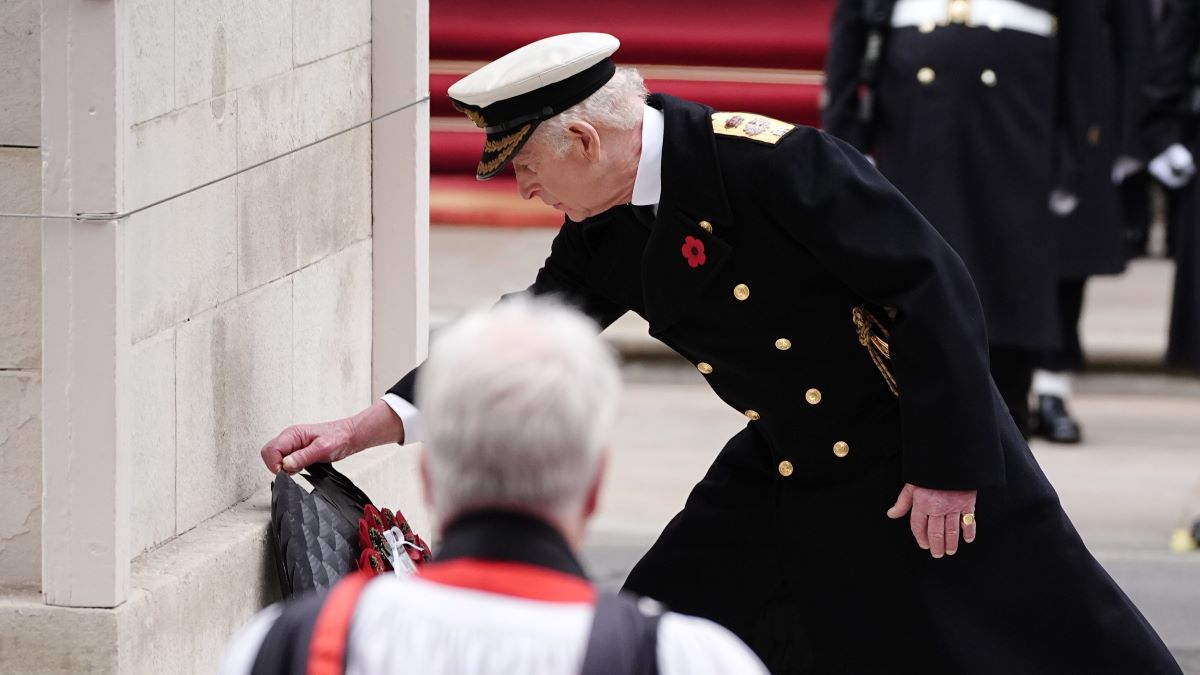 Ο βασιλιάς Κάρολος καταθέτει στεφάνι στην μνήμη των πεσόντων στρατιωτών της Βρετανίας και της Κοινοπολιτείας.