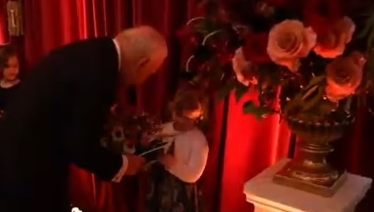 Βασιλιάς Κάρολος: Τα αστεία με δύο μικρά κορίτσια στην πρεμιέρα του «Μονομάχου 2» – Δείτε βίντεο