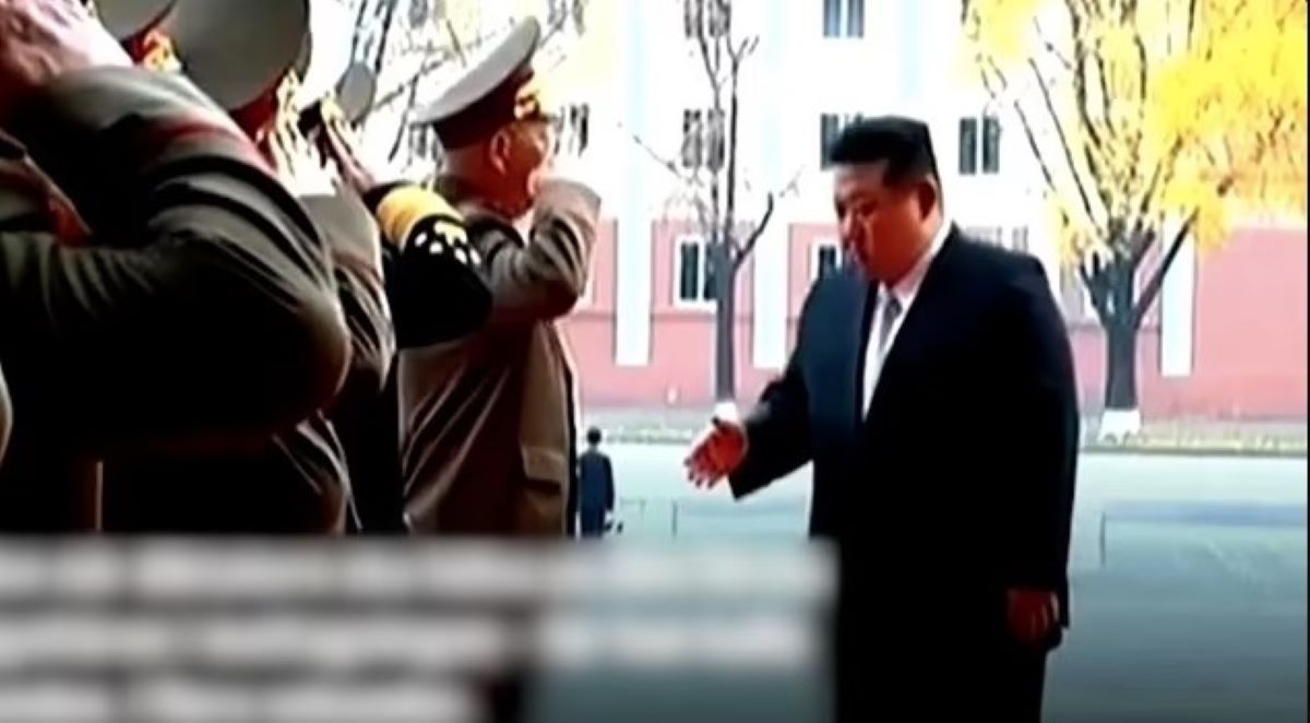 Βίντεο: Ο Κιμ Γιονγκ Ουν έμεινε με το χέρι στον αέρα να περιμένει… την χειραψία αξιωματικού
