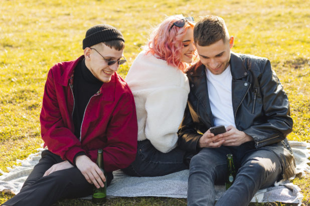 Τι σημαίνει η φράση «κρατάει το φανάρι» και από πού προέρχεται