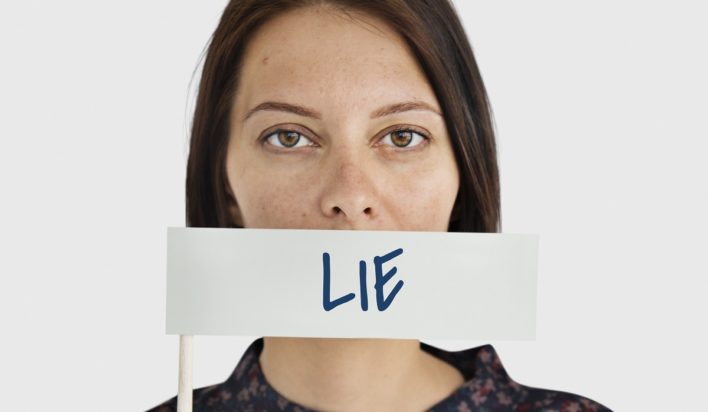 Τι σημαίνει η φράση «μας φλόμωσε στα ψέματα» και από πού προέρχεται