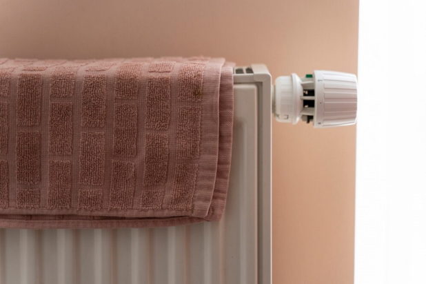 Μην στεγνώνετε ποτέ τα ρούχα σας στo καλοριφέρ - Οι πιθανοί κίνδυνοι για την υγεία και το σπίτι σας
