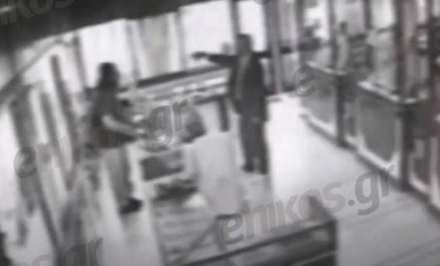 Βίντεο ντοκουμέντα από την ένοπλη ληστεία σε κοσμηματοπωλείο – Μία ημέρα πριν ο 44χρονος είχε προσποιηθεί τον πελάτη