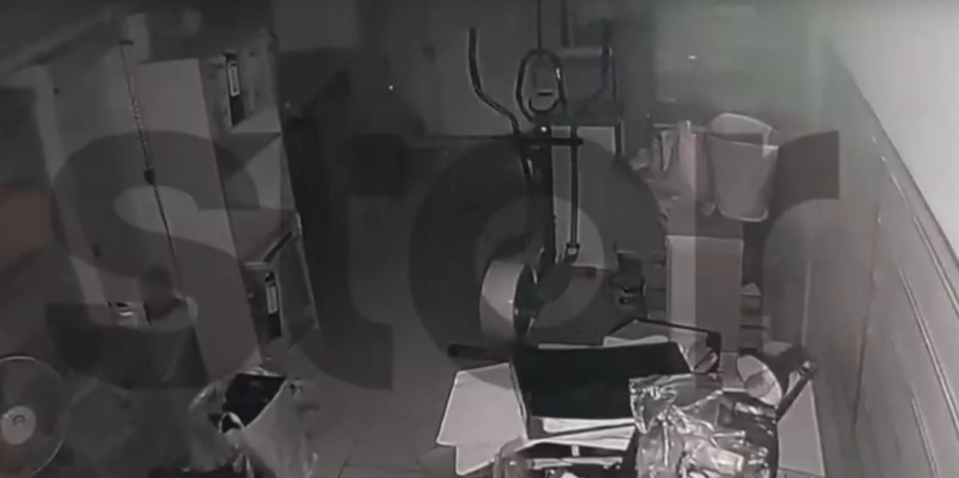 Διαρρήκτης για… κλάματα: «Μπούκαρε» σε κοσμηματοπωλείο αλλά κλειδώθηκε μέσα και συνελήφθη – ΒΙΝΤΕΟ