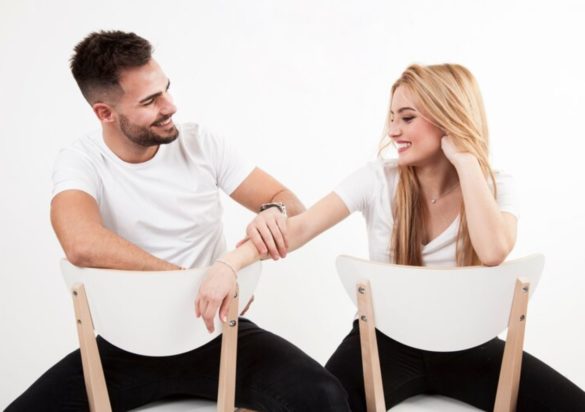 Εάν ένας άνδρας σας βλέπει σοβαρά, συνήθως κάνει συχνά 7 συγκεκριμένα πράγματα