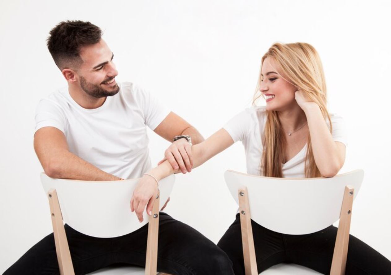 Εάν ένας άνδρας σας βλέπει σοβαρά, συνήθως κάνει συχνά 7 συγκεκριμένα πράγματα