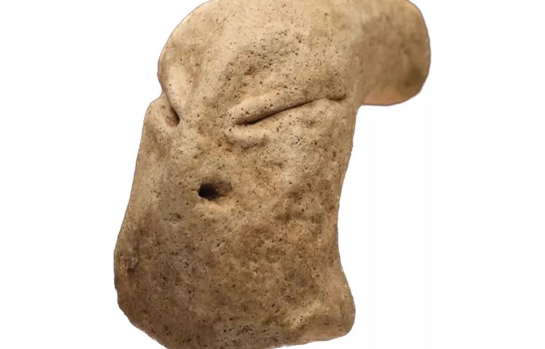 Αρχαιολόγοι ανακάλυψαν εργοστάσιο κατασκευής κοσμημάτων 7.700 ετών και μία τρομακτική μάσκα