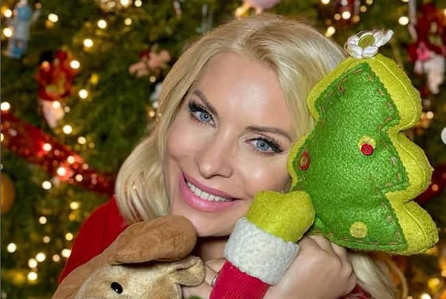 Ελένη Μενεγάκη: Καλωσορίζει τα Χριστούγεννα με δέντρο – υπερπαραγωγή