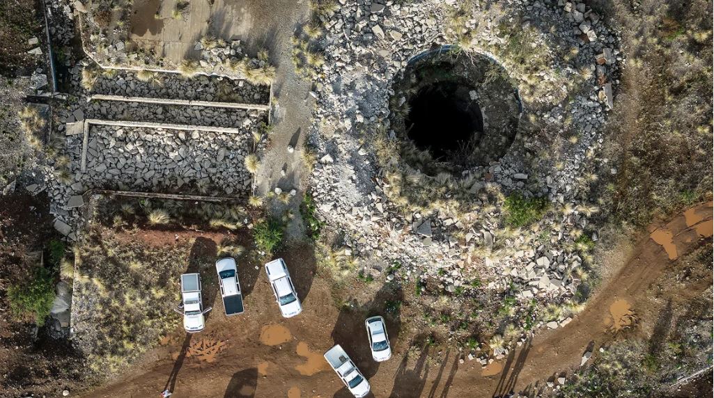 Νότια Αφρική: Αποκλεισμένοι σε παλιό ορυχείο 4.000 παράνομοι μεταλλωρύχοι – Η κυβέρνηση δεν τους βοηθά, η αστυνομία τους έφραξε τις εισόδους