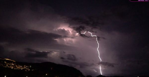 Mύκονος: Δεκάδες κεραυνοί έκαναν τη νύχτα… μέρα – Εντυπωσιακό βίντεο 