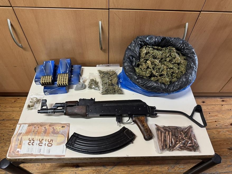 Κρήτη: Έξι συλλήψεις στον Μυλοπόταμο για ναρκωτικά – Βρέθηκε και καλάσνικοφ