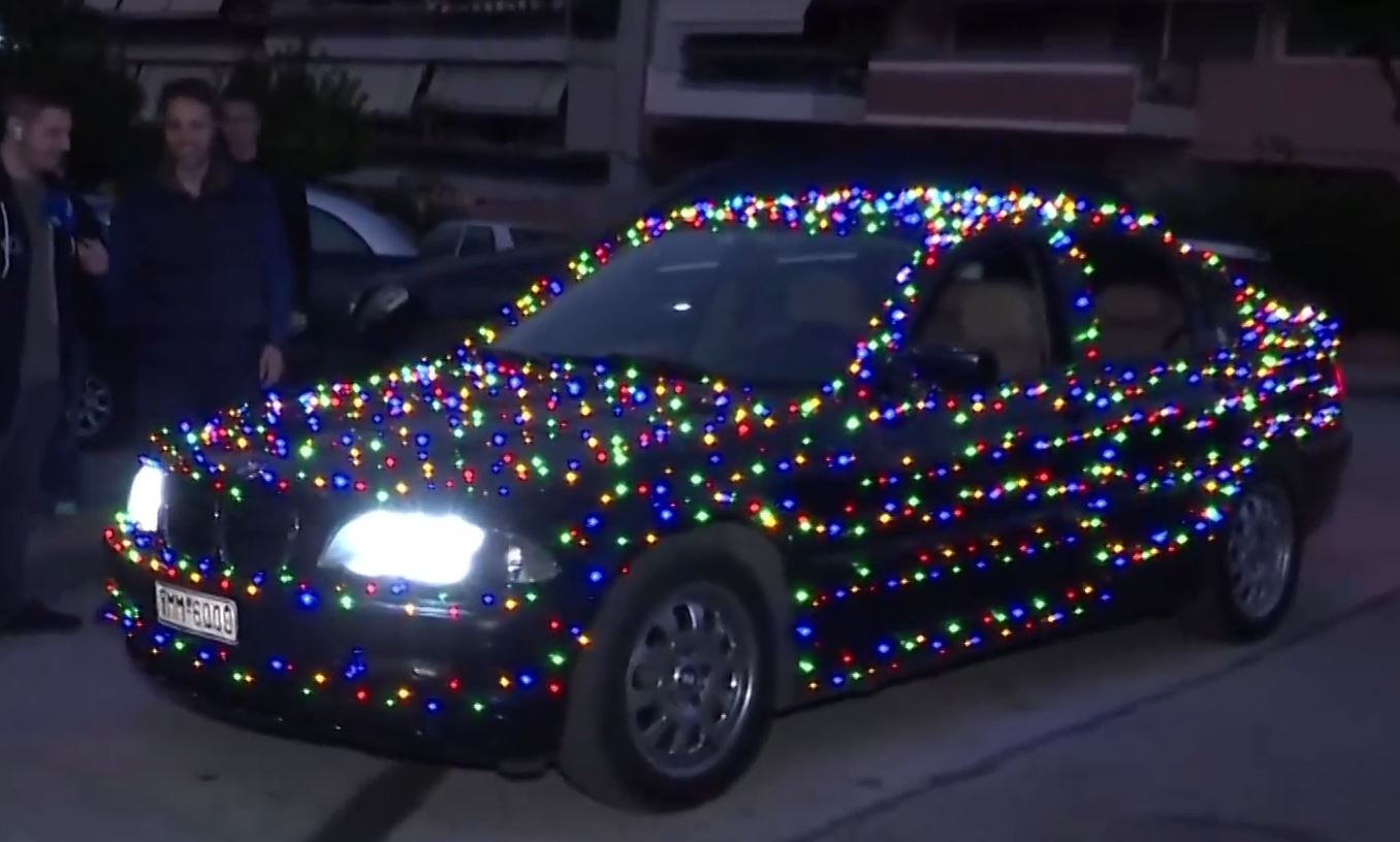 Νέα Σμύρνη: Στόλισε το αυτοκίνητό του με 1.780 πολύχρωμα χριστουγεννιάτικα λαμπάκια – Δείτε βίντεο