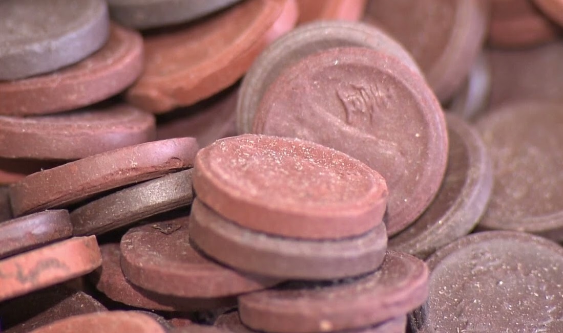 Ανακαλύφθηκαν 500 χιλιάδες κεραμικά νομίσματα του Β’ Παγκοσμίου Πολέμου – Γιατί ονομάστηκαν «Φαντάσματα»