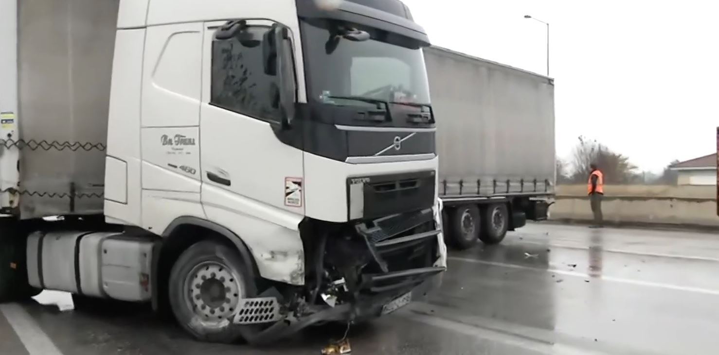 Θεσσαλονίκη: Νταλίκα δίπλωσε και φράκαρε την κυκλοφορία στην ΠΑΘΕ – Μεγάλη ταλαιπωρία των οδηγών – ΒΙΝΤΕΟ