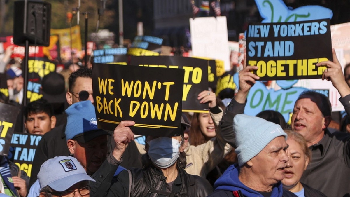Διαδήλωση στη Νέα Υόρκη κατά του Τραμπ – «Δεν υποχωρούμε» το βασικό σύνθημα