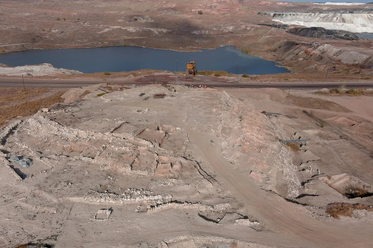 Ανάμεσα στα ευρήματα, ξεχωρίζουν τα ρεβίθια και οι σπόροι παπαρούνας, τα οποία υποδηλώνουν την αδιάλειπτη πολιτιστική και οικονομική τους σχέση με την περιοχή. Φωτογραφία: ΑΑ