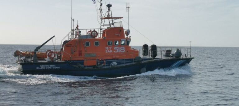 Πάτρα: Προσάραξη φορτηγού πλοίου στο λιμάνι του Αντιρρίου