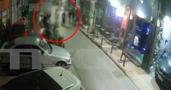 Πειραιάς: Βίντεο ντοκουμέντο από το άγριο επεισόδιο έξω από νυχτερινό κέντρο – Βγήκαν τα όπλα μεταξύ «νονών» της νύχτας