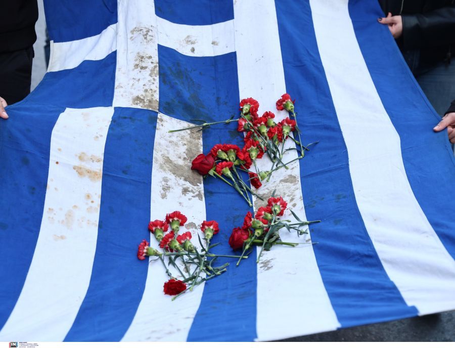 Πολυτεχνείο: Μαζική συμμετοχή στη μεγαλειώδη πορεία για την 51η επέτειο – Δείτε φωτογραφίες και βίντεο