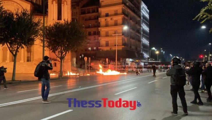 Θεσσαλονίκη: Επεισόδια μετά το τέλος της πορείας για το Πολυτεχνείο - Πεδίο μάχης η Εγνατία