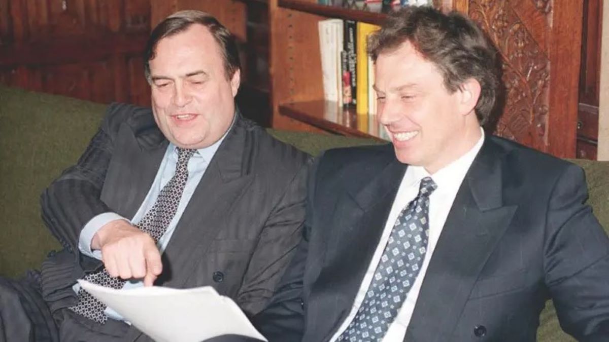 Ο Τζον Πρέσκοτ (αριστερά) με τον τότε πρωθυπουργό της Βρετανίας Τόνι Μπλερ