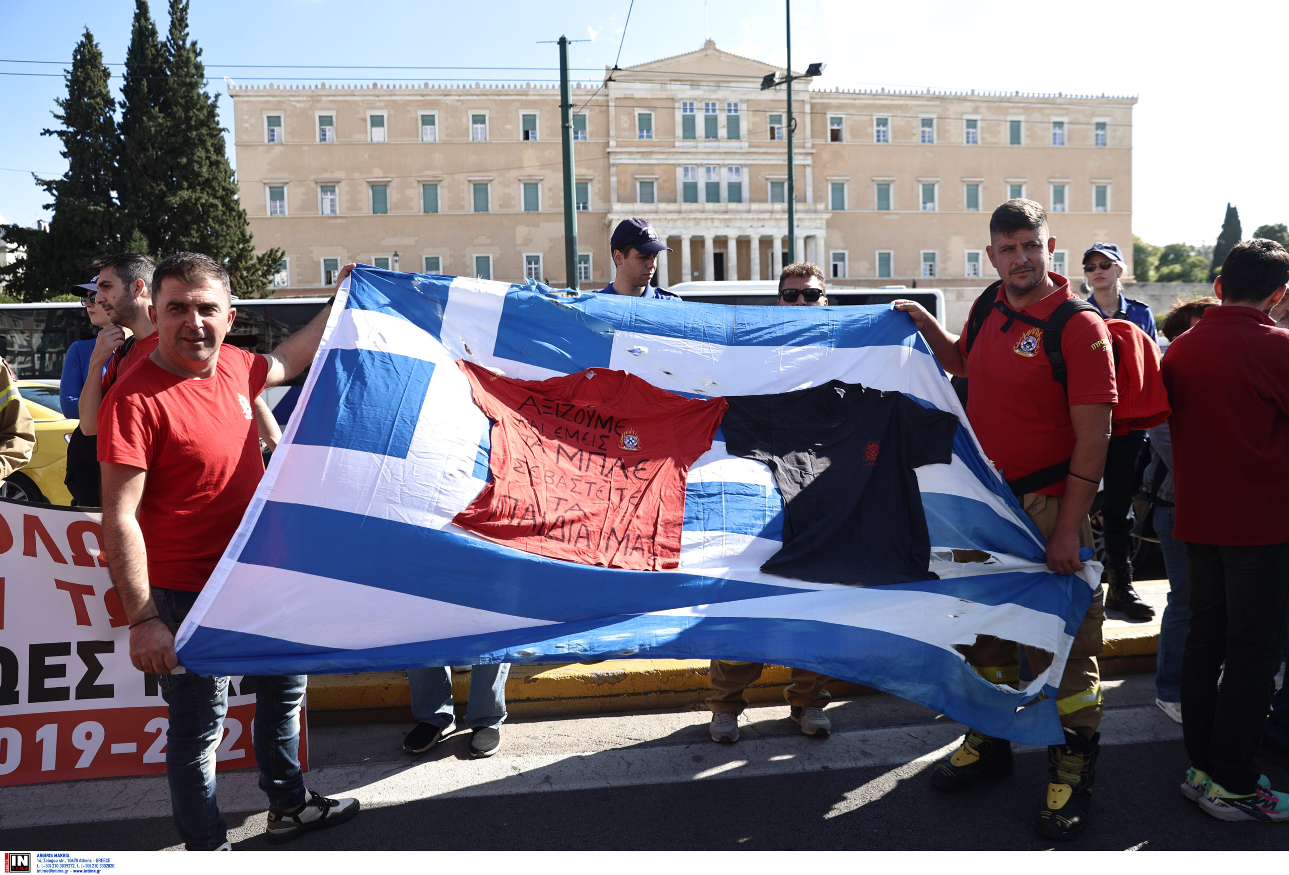 «Ραντεβού» στο Σύνταγμα με νέα συγκέντρωση έδωσαν εποχικοί και συμβασιούχοι πυροσβέστες